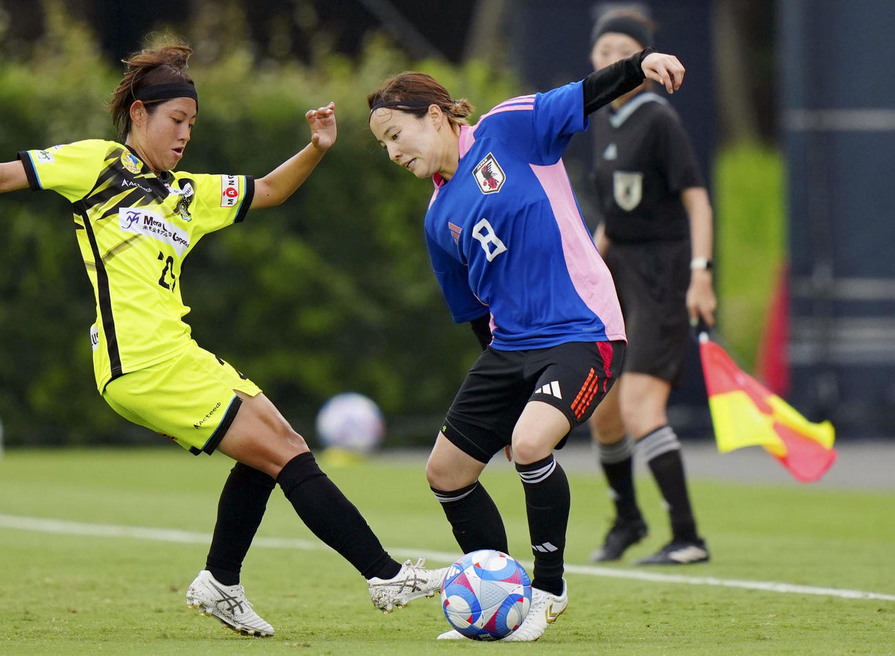 ヴィアマテラス宮崎との練習試合で、競り合う北川（右）＝千葉市内（共同）