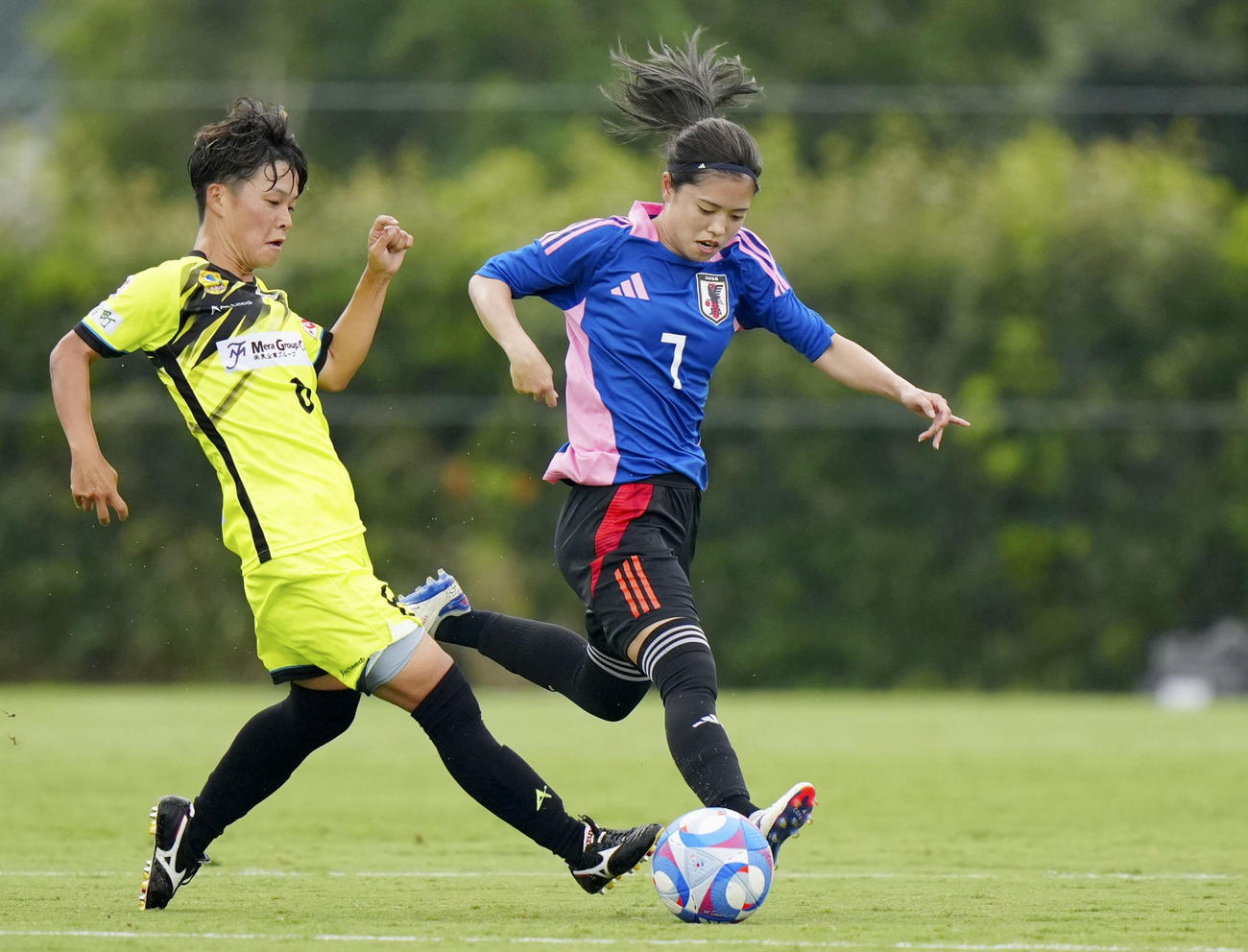 ヴィアマテラス宮崎との練習試合で、競り合う長谷川（右）＝千葉市内（共同）