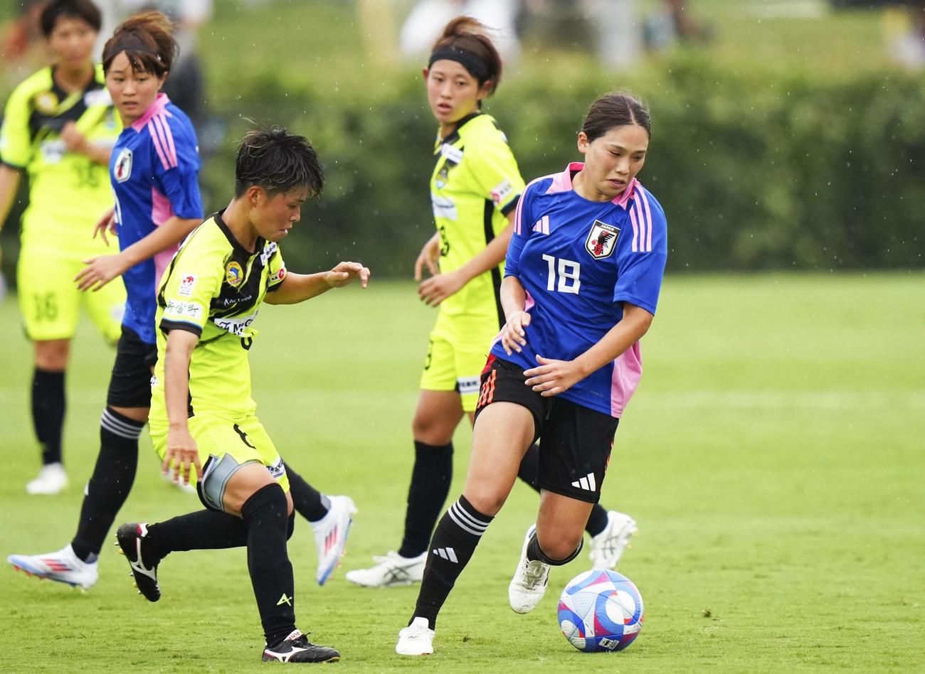 ヴィアマテラス宮崎との練習試合で、競り合う長野（手前右）＝千葉市内（共同）