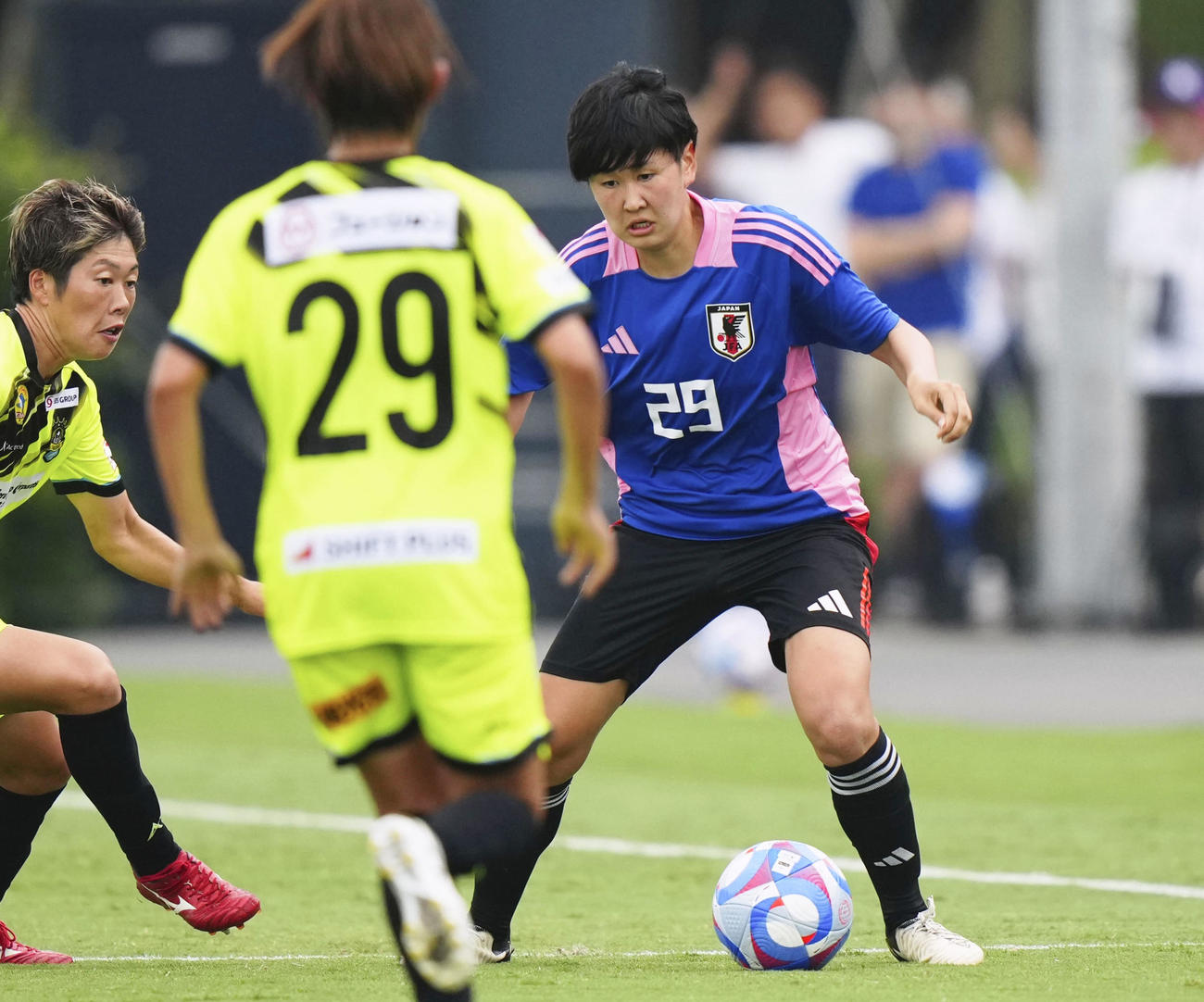 ヴィアマテラス宮崎との練習試合で、競り合う古賀（右）＝千葉市内（共同）