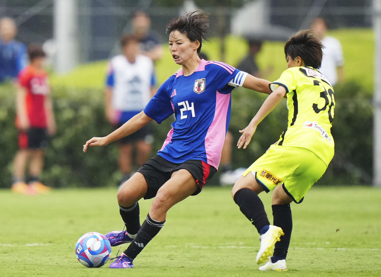 ヴィアマテラス宮崎との練習試合で、パスを出す熊谷（左）＝千葉市内（共同）