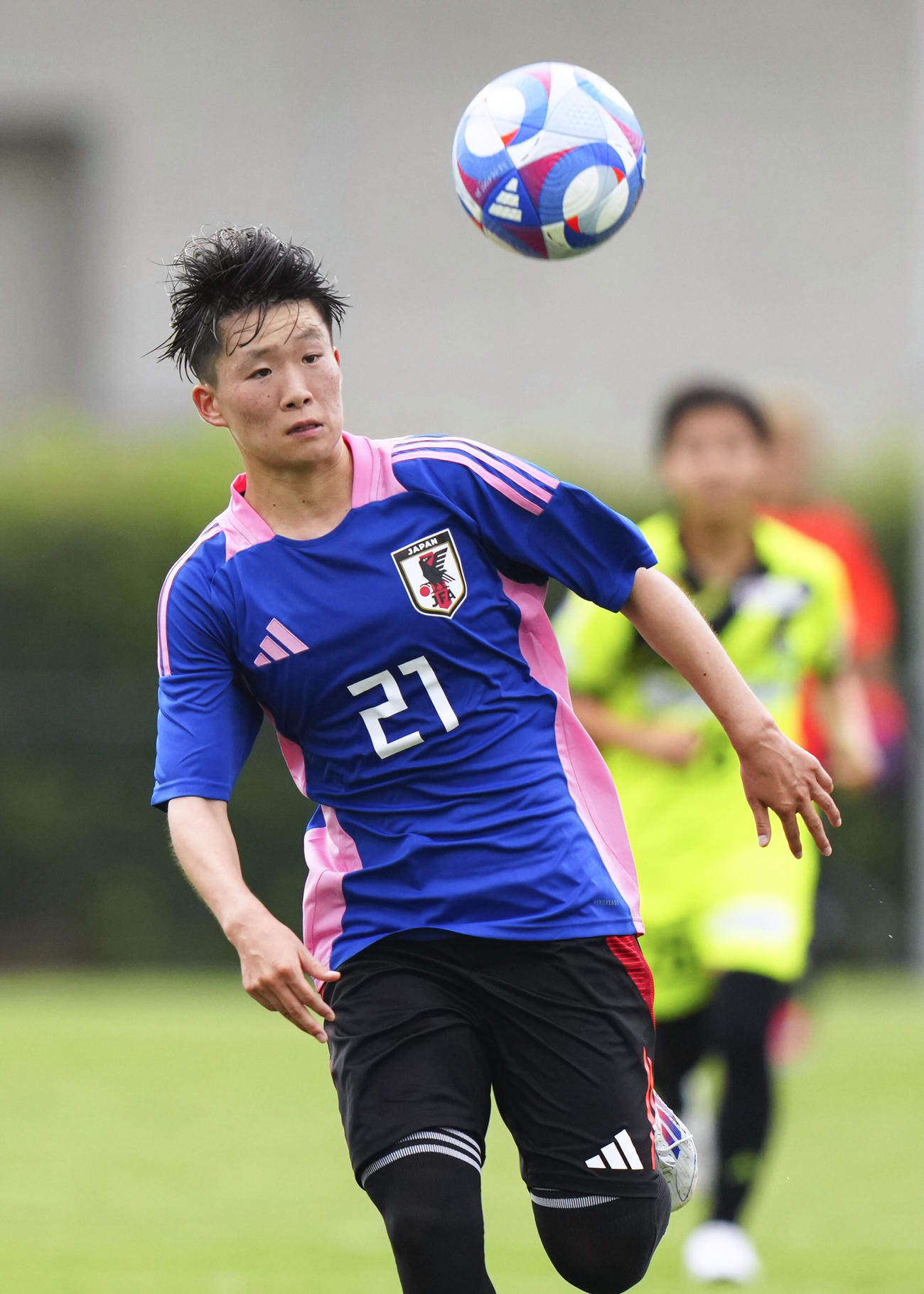 ヴィアマテラス宮崎との練習試合で、攻め込む藤野＝千葉市内（共同）