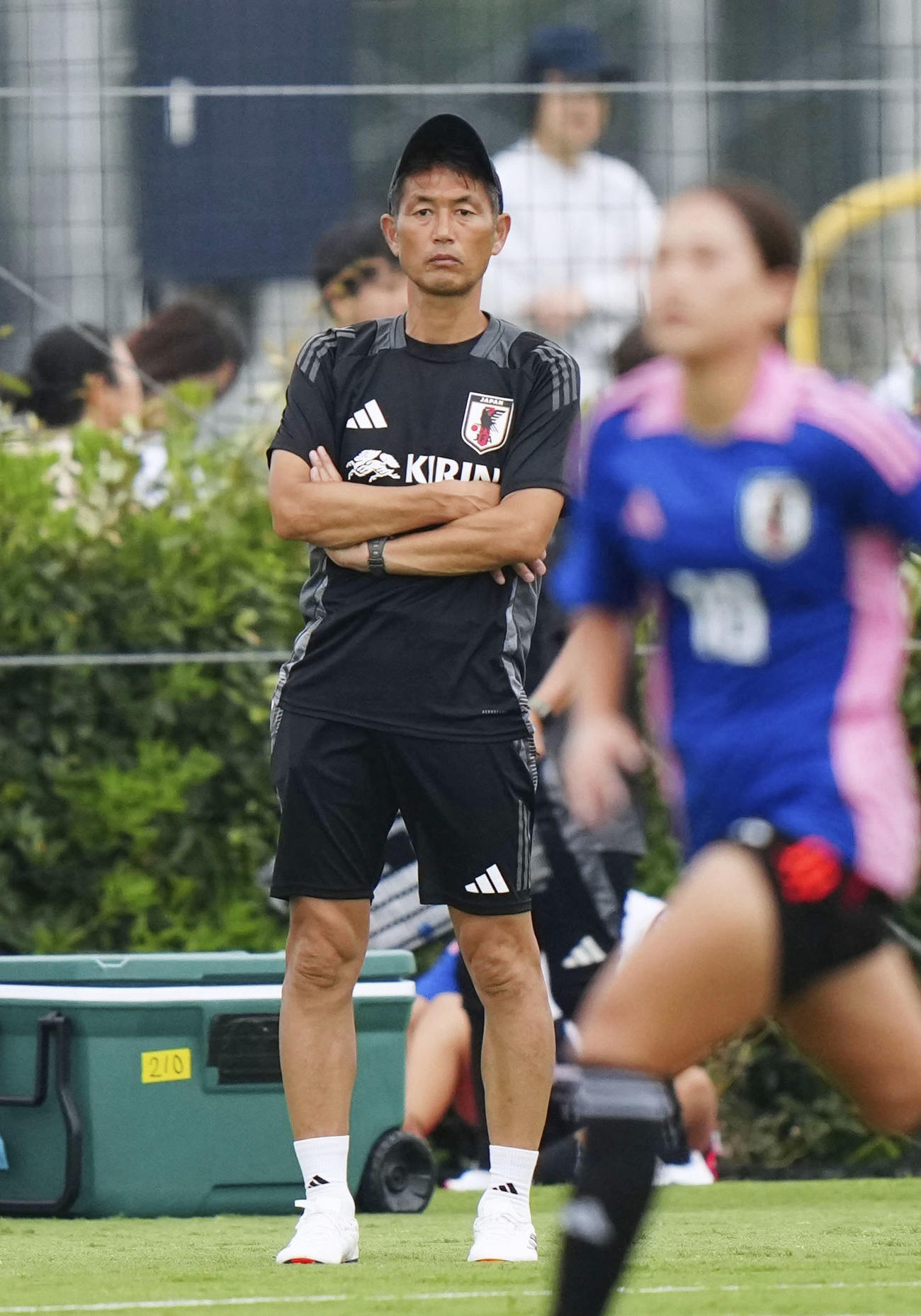 ヴィアマテラス宮崎との練習試合を見守る池田監督＝千葉市内（共同）