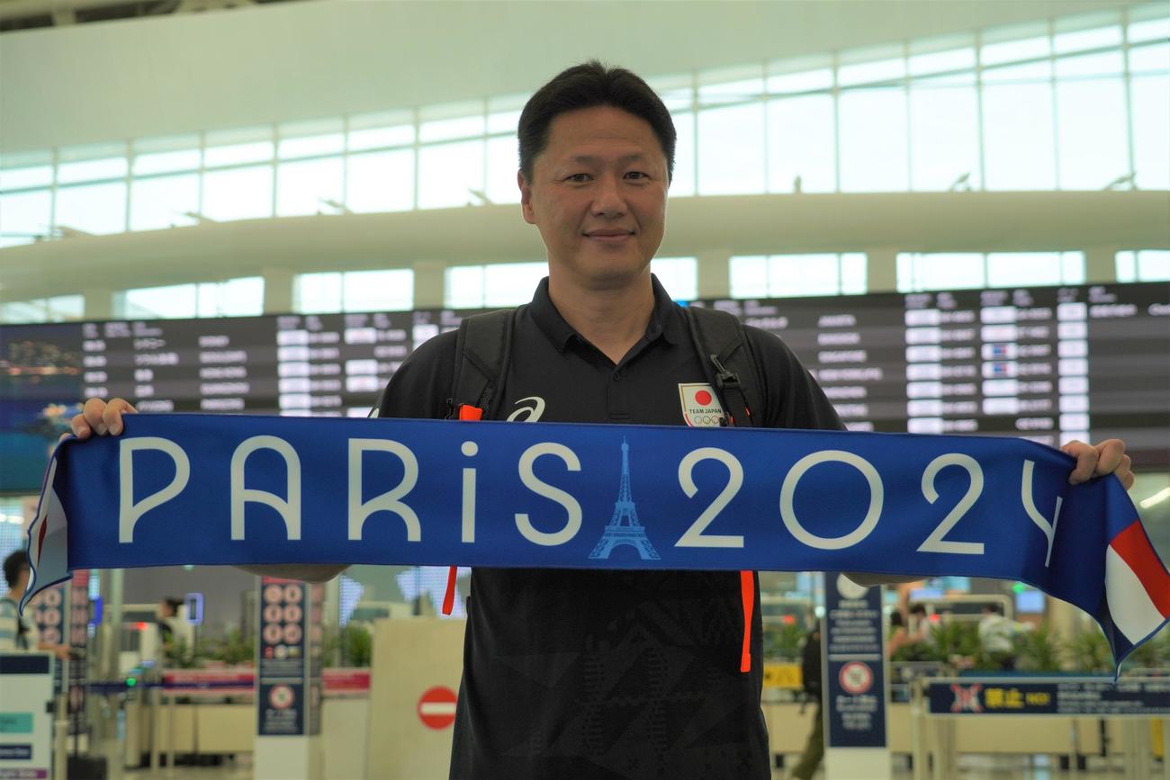 パリ五輪に向けて出国するU－23日本代表大岩剛監督（撮影・佐藤成）