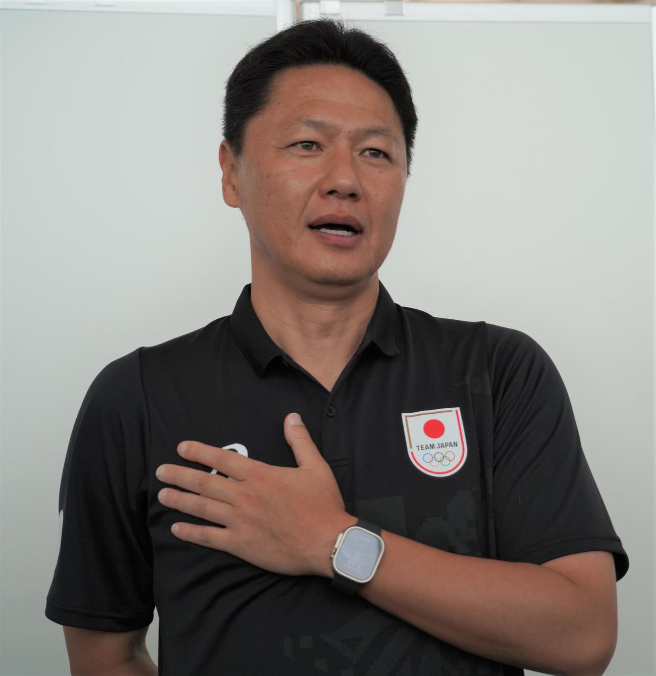 パリ五輪に向けて出国するU－23日本代表大岩剛監督（撮影・佐藤成）