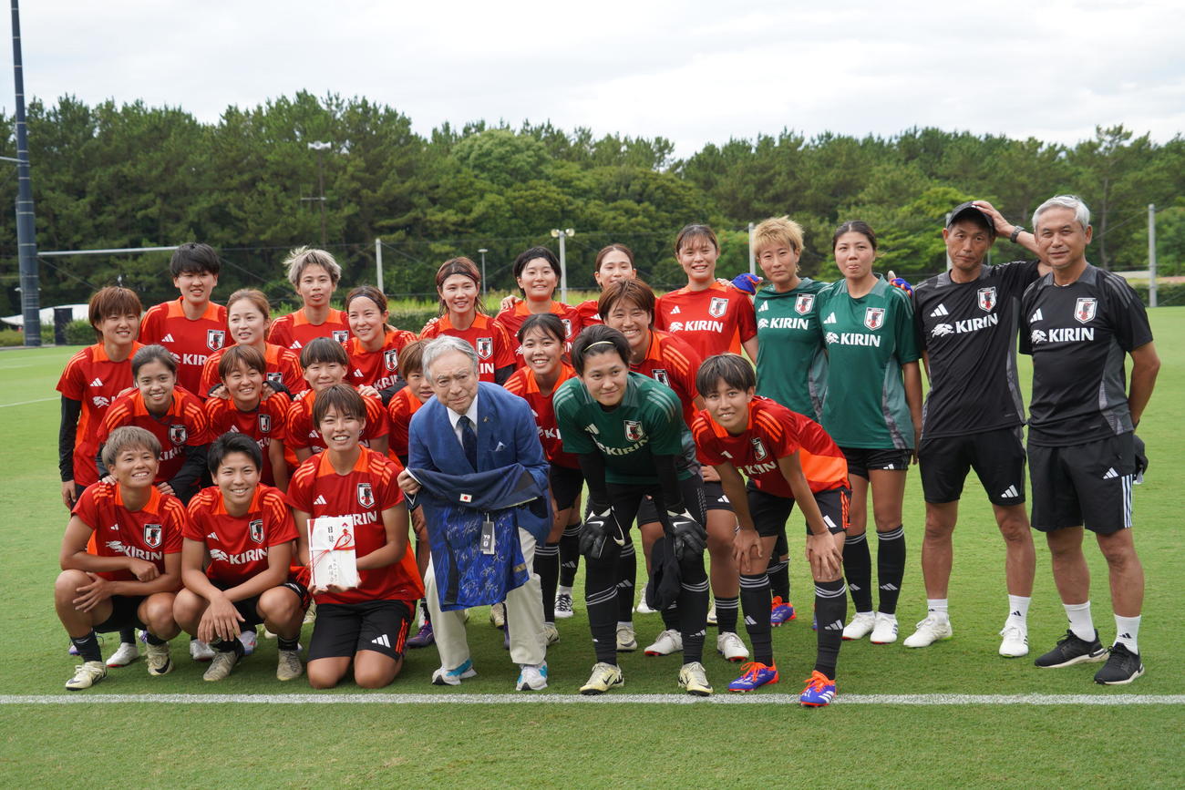 写真に収まる女子サッカー日本代表なでしこジャパンら（撮影・佐藤成）
