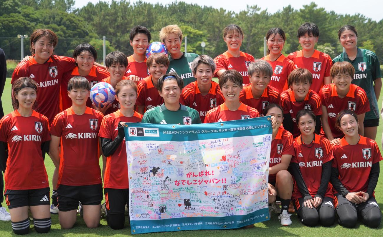 9日、メンバー全員で写真に納まるサッカー女子日本代表なでしこジャパン。前列左から守屋、藤野、清水、山下、熊谷、長野、長谷川、北川、中列左から植木、宮沢、田中、南、林、浜野、後列左から高橋、千葉、清家、平尾、石川、谷川、古賀、大場（撮影・佐藤成）