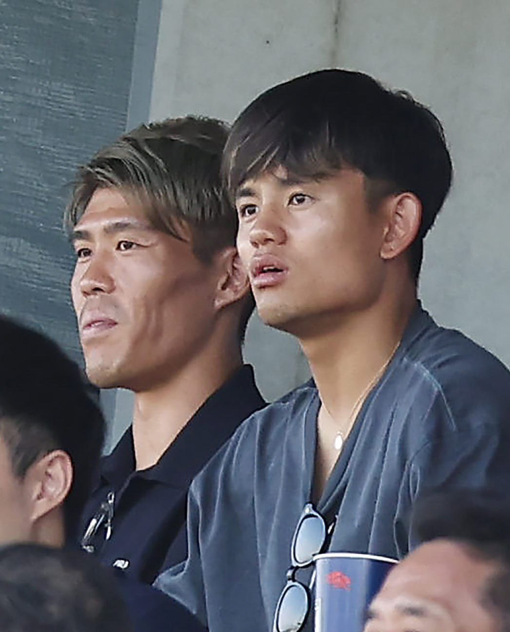 日本対ガーナ　観戦する冨安（左）と久保（撮影・前田充）