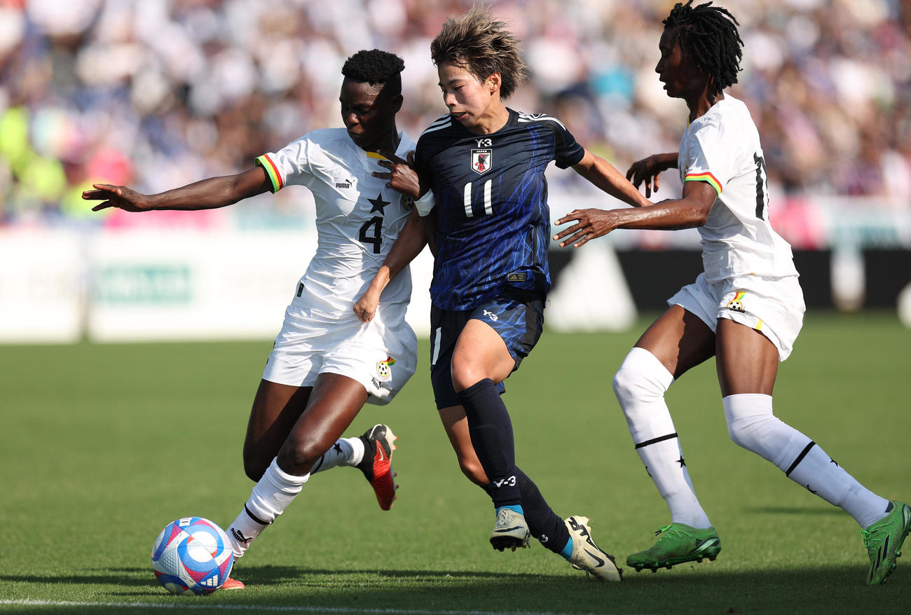日本対ガーナ　前半、競り合う田中（中央）（撮影・前田充）