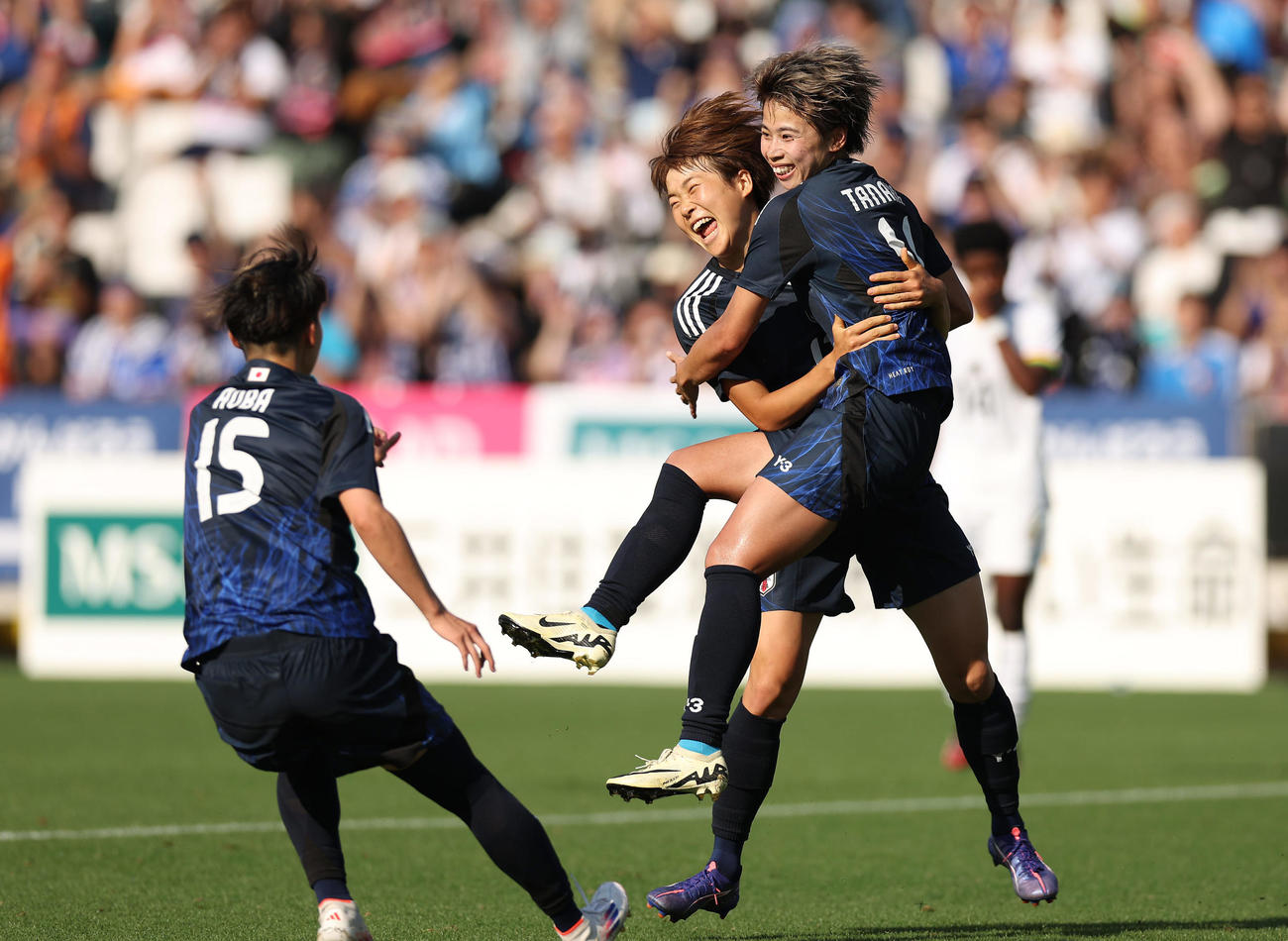 日本対ガーナ　後半、先制ゴールを決め浜野（中央）と抱き合って喜ぶ田中（撮影・前田充）