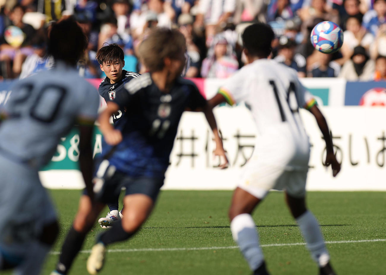 なでしこジャパン国際親善試合　日本対ガーナ　後半、直接FKを決める藤野（後方）（撮影・前田充）