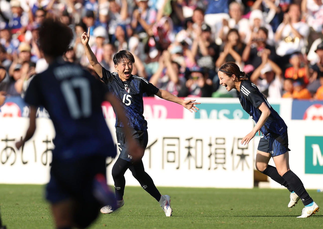 なでしこジャパン国際親善試合　日本対ガーナ　後半、直接FKを決め喜ぶ藤野（左）（撮影・前田充）