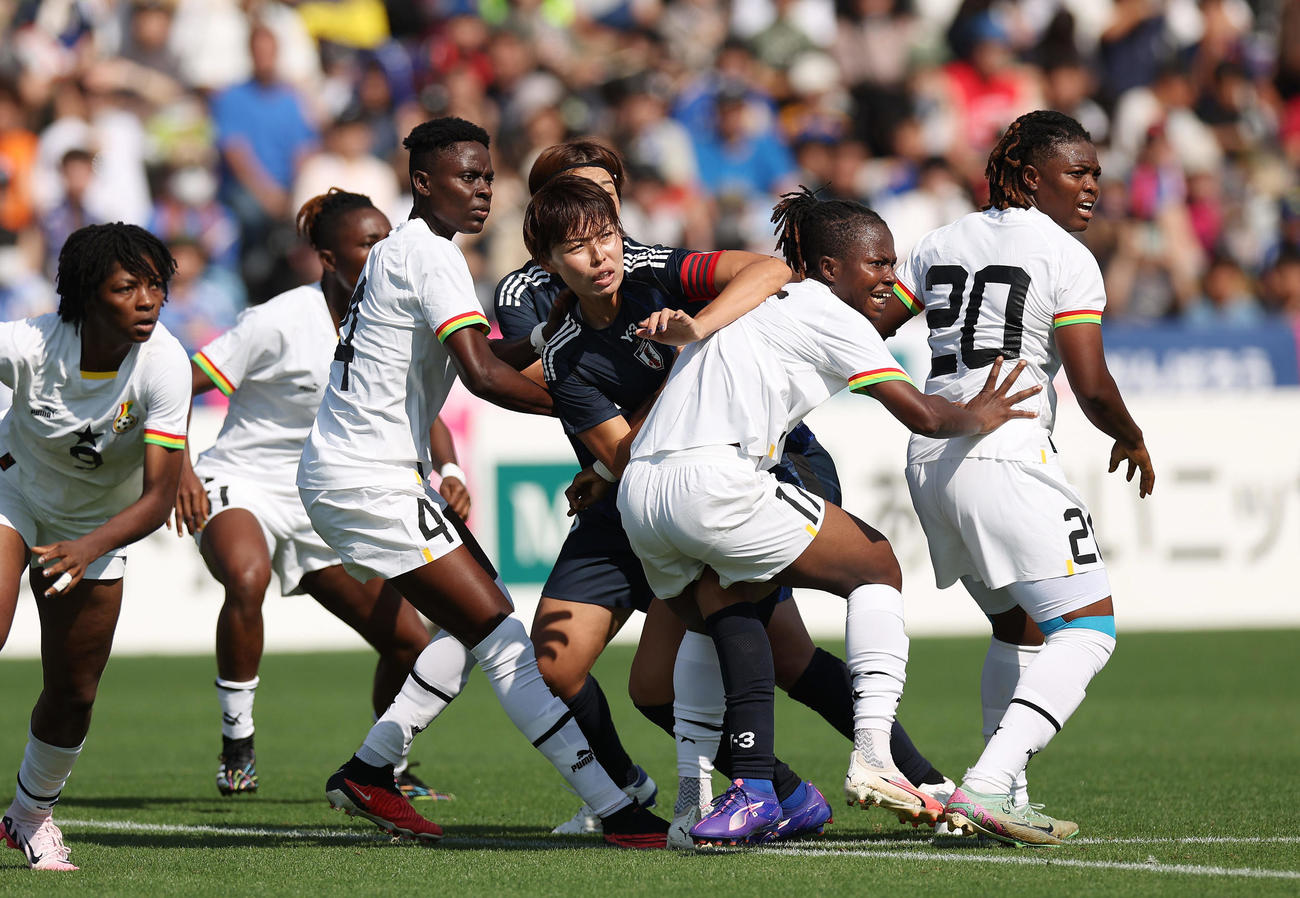 日本対ガーナ　前半、ゴール前で競り合う熊谷（中央）（撮影・前田充）