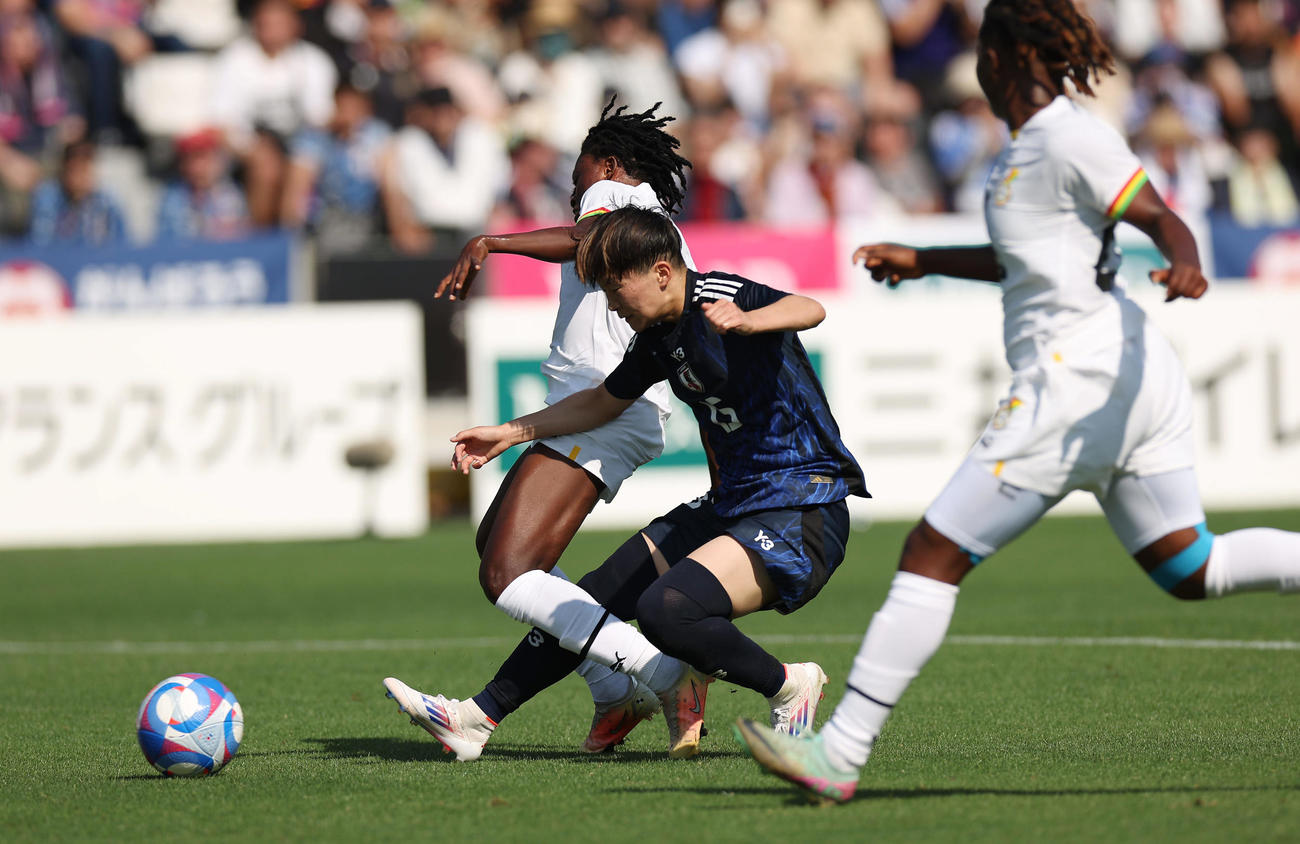 日本対ガーナ　前半、シュートを放つ藤野（中央）（撮影・前田充）