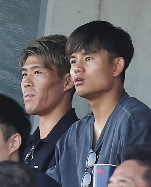 日本対ガーナ　観戦する冨安（左）と久保（撮影・前田充）