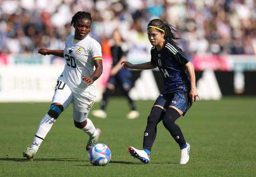 なでしこジャパン国際親善試合　日本対ガーナ　前半、パスを出す長谷川（右）（撮影・前田充）