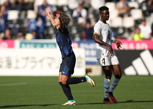 日本対ガーナ　後半、先制ゴールを決め喜ぶ田中（左）（撮影・前田充）