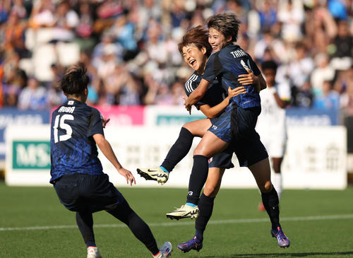 日本対ガーナ　後半、先制ゴールを決め浜野（中央）と抱き合って喜ぶ田中（撮影・前田充）