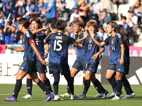 なでしこジャパン国際親善試合　日本対ガーナ　後半、浜野（右から3人目）がゴールを決め喜ぶ日本の選手たち（撮影・前田充）