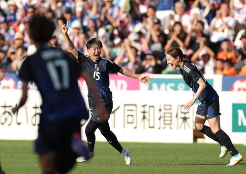 なでしこジャパン国際親善試合　日本対ガーナ　後半、直接FKを決め喜ぶ藤野（左）（撮影・前田充）