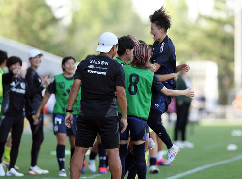 なでしこジャパン国際親善試合　日本対ガーナ　後半、直接FKを決め喜ぶ藤野（右）（撮影・前田充）