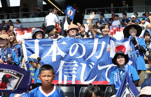 日本対ガーナ　試合前、横断幕を掲げて声援を送るサポーターたち（撮影・前田充）