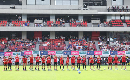 日本対ガーナ　ウオーミングアップを開始するなでしこジャパンの選手たち（撮影・前田充）