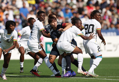 日本対ガーナ　前半、ゴール前で競り合う熊谷（中央）（撮影・前田充）