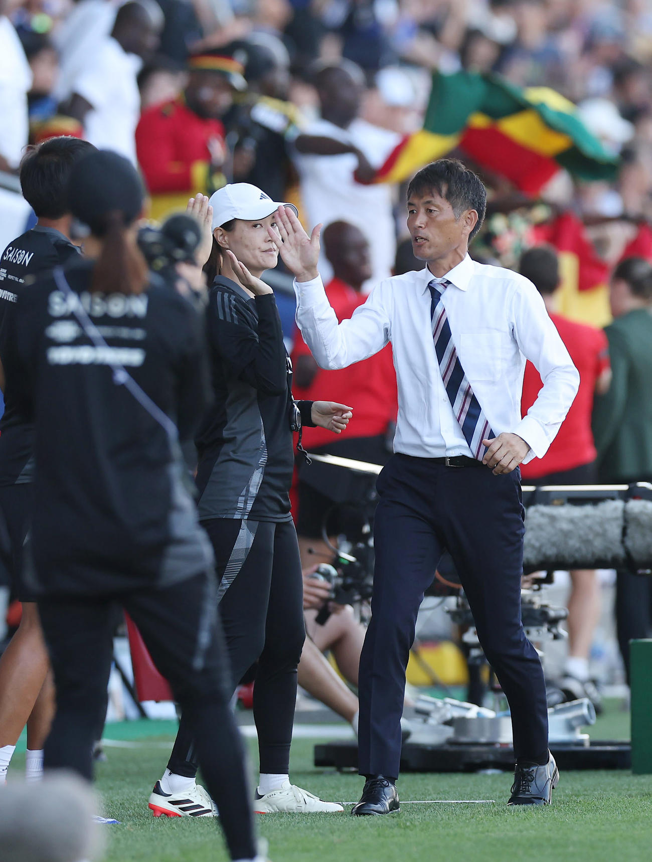 なでしこジャパン国際親善試合　日本対ガーナ　ガーナに勝利し、スタッフらとタッチを交わす池田監督（右）（撮影・前田充）