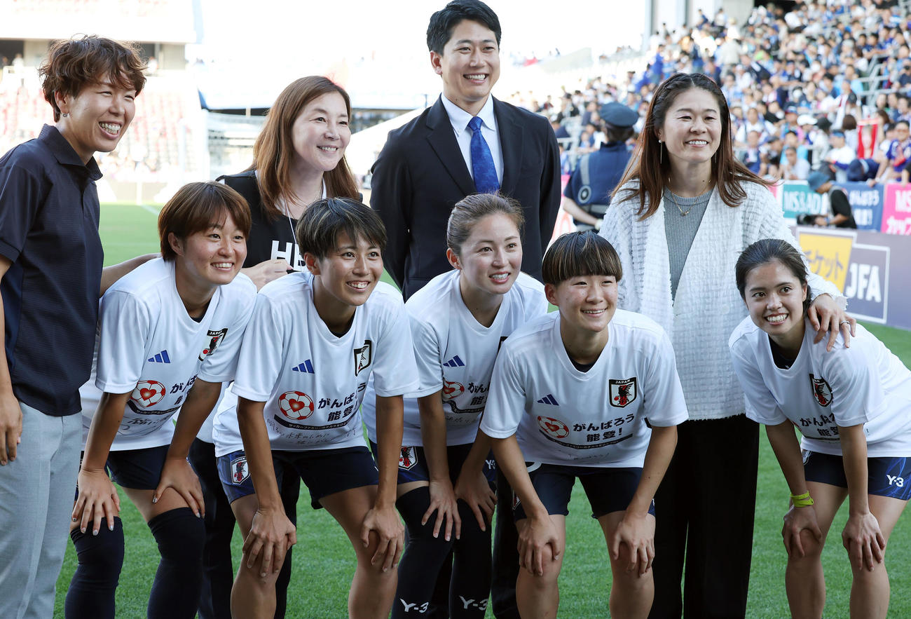 日本対ガーナ　試合後、澤穂希さん（後列右端）らと記念撮影する、前列左から宮沢、植木、清水、藤野、長谷川（撮影・前田充）