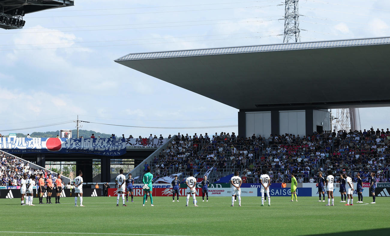日本対ガーナ　試合前、黙とうする両チームの選手たち（撮影・前田充）