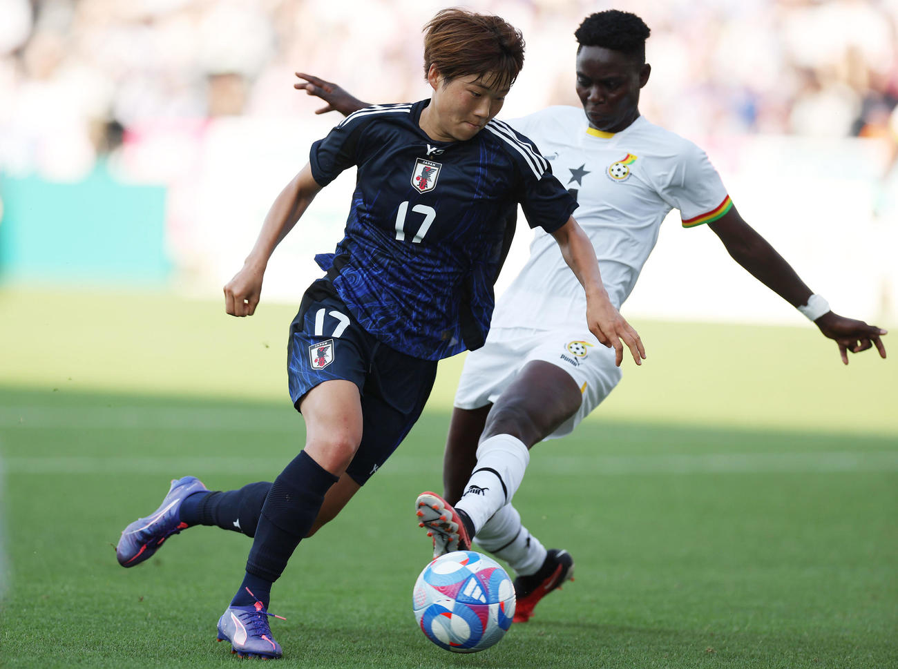 日本対ガーナ　後半、リブルで相手をかわす浜野（撮影・前田充）