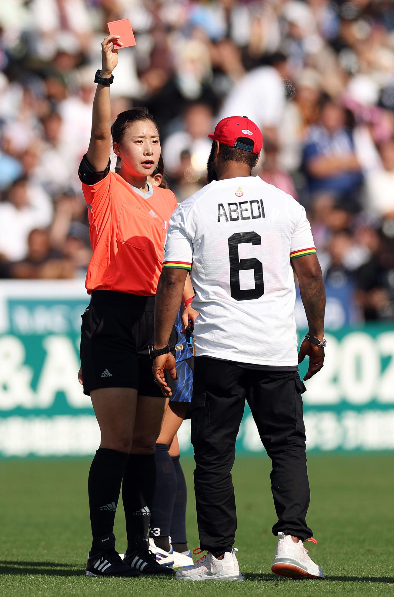日本対ガーナ　前半、ピッチに乱入した観客の男性にレッドカードが出される（撮影・前田充）
