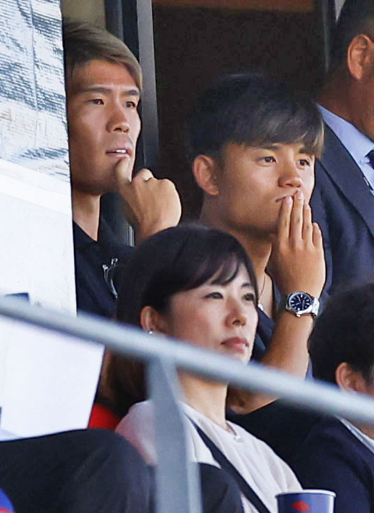日本対ガーナ戦を観戦する冨安（左上）と久保（共同）