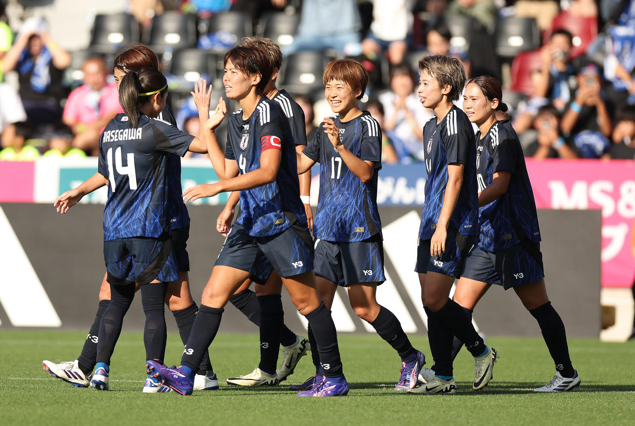 なでしこジャパン国際親善試合　日本対ガーナ　後半、ゴールを決め祝福を受ける浜野（右から3人目）（撮影・前田充）