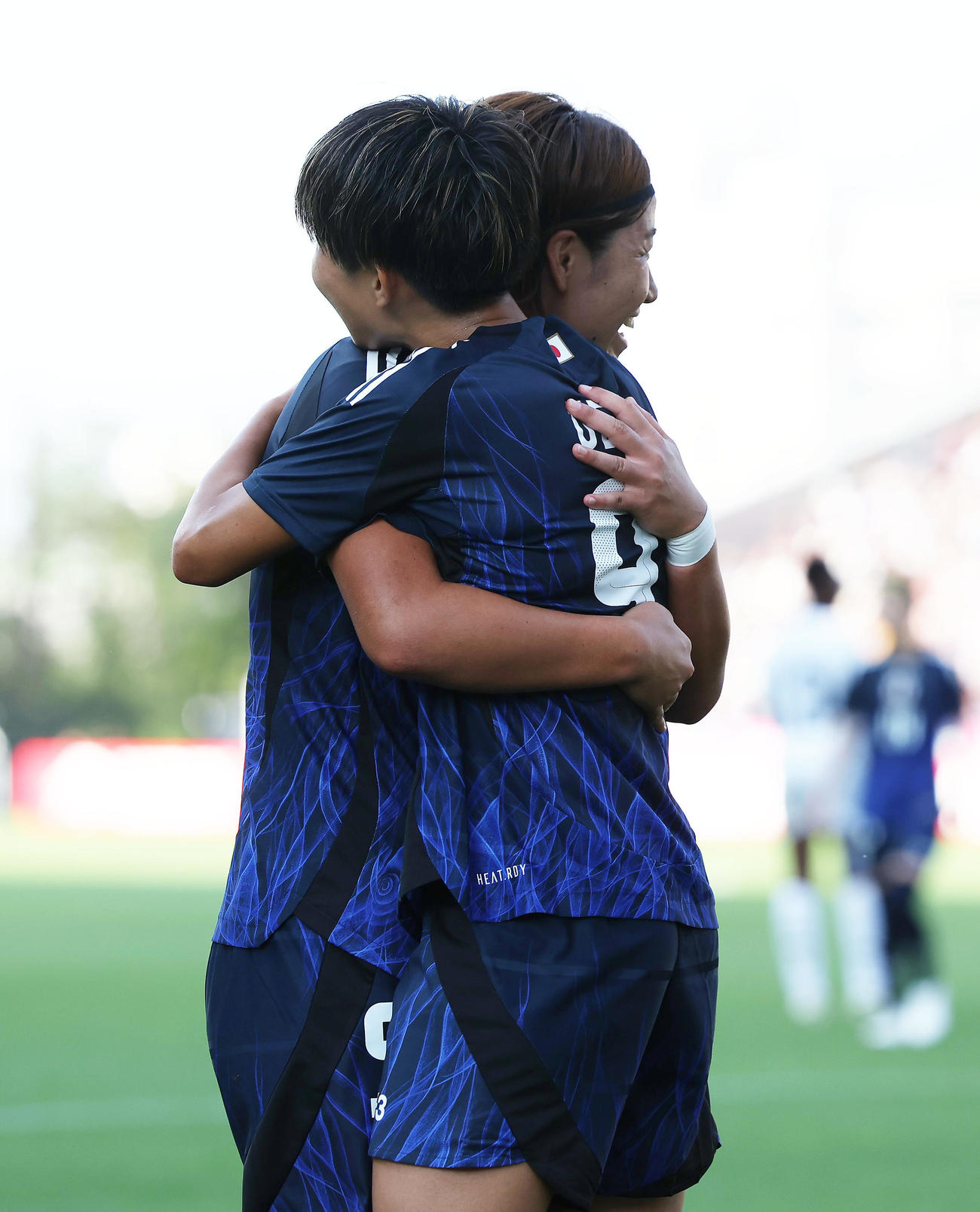 日本対ガーナ　後半、チームの4点目を決め、高橋と抱き合って喜ぶ植木（手前）（撮影・前田充）