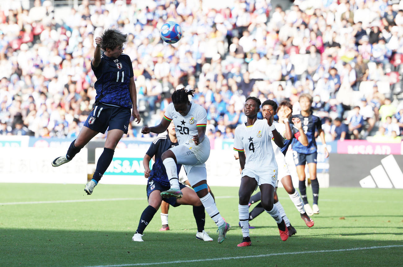 日本対ガーナ　後半、ゴール前のクロスに飛び込み浜野のゴールをアシストする田中（左）（撮影・前田充）
