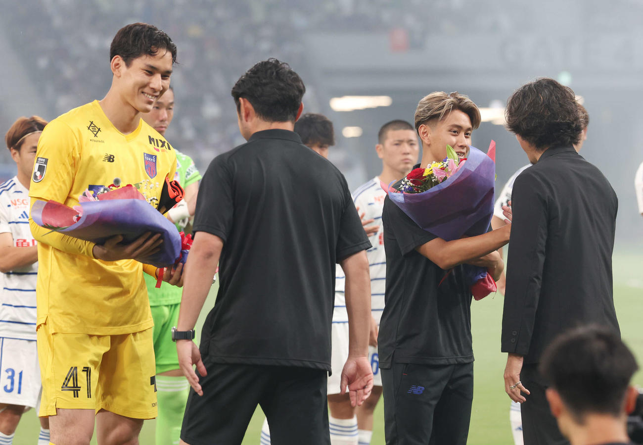 2024年7月13日、東京対新潟　試合前、花束を受け取るパリ五輪U－23日本代表の東京GK野沢大（左）と荒木