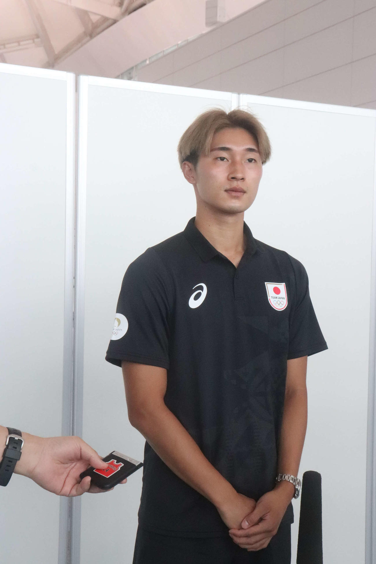 パリ五輪へ出国するパリ五輪日本代表FW藤尾翔太