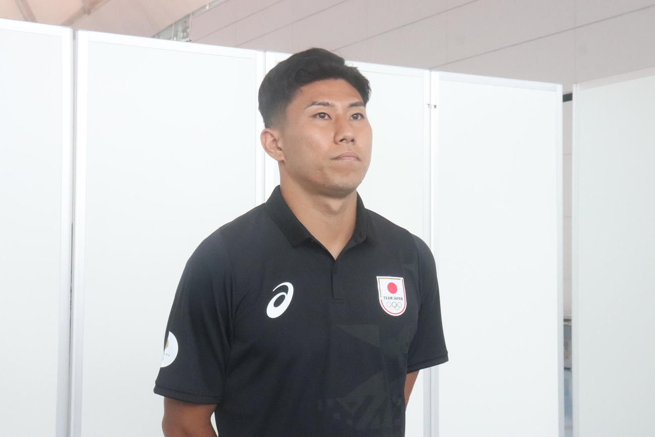 パリ五輪へ出国するパリ五輪日本代表FW細谷真大