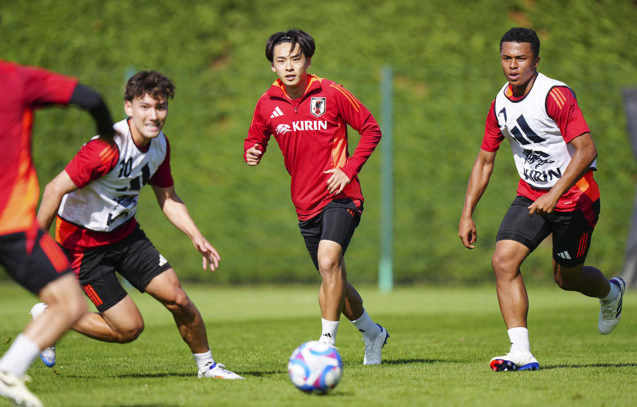フランス戦に向け、調整する（右から）藤田、斉藤ら（共同）