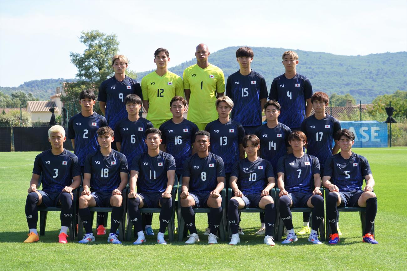 集合写真に収まるU－23日本代表。1列目左から西尾隆矢、佐藤恵允、細谷真大、藤田譲瑠チマ、斉藤光毅、山本理仁、木村誠二。2列目左から半田陸、川崎颯太、大畑歩夢、荒木遼太郎、三戸舜介、平河悠。3列目左から藤尾翔太、野沢大志ブランドン、小久保玲央ブライアン、高井幸大、関根大輝（撮影・佐藤成）