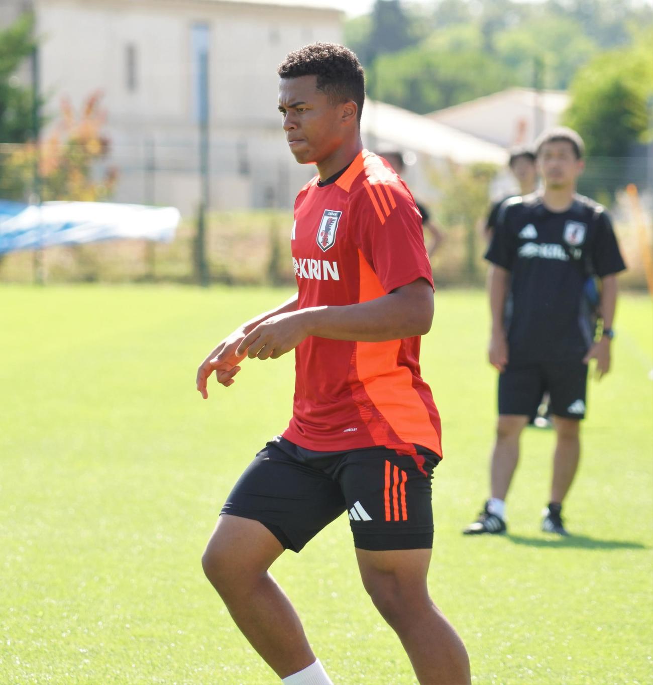 フランスとの親善試合に向けて調整するU－23日本代表MF藤田譲瑠チマ（撮影・佐藤成）