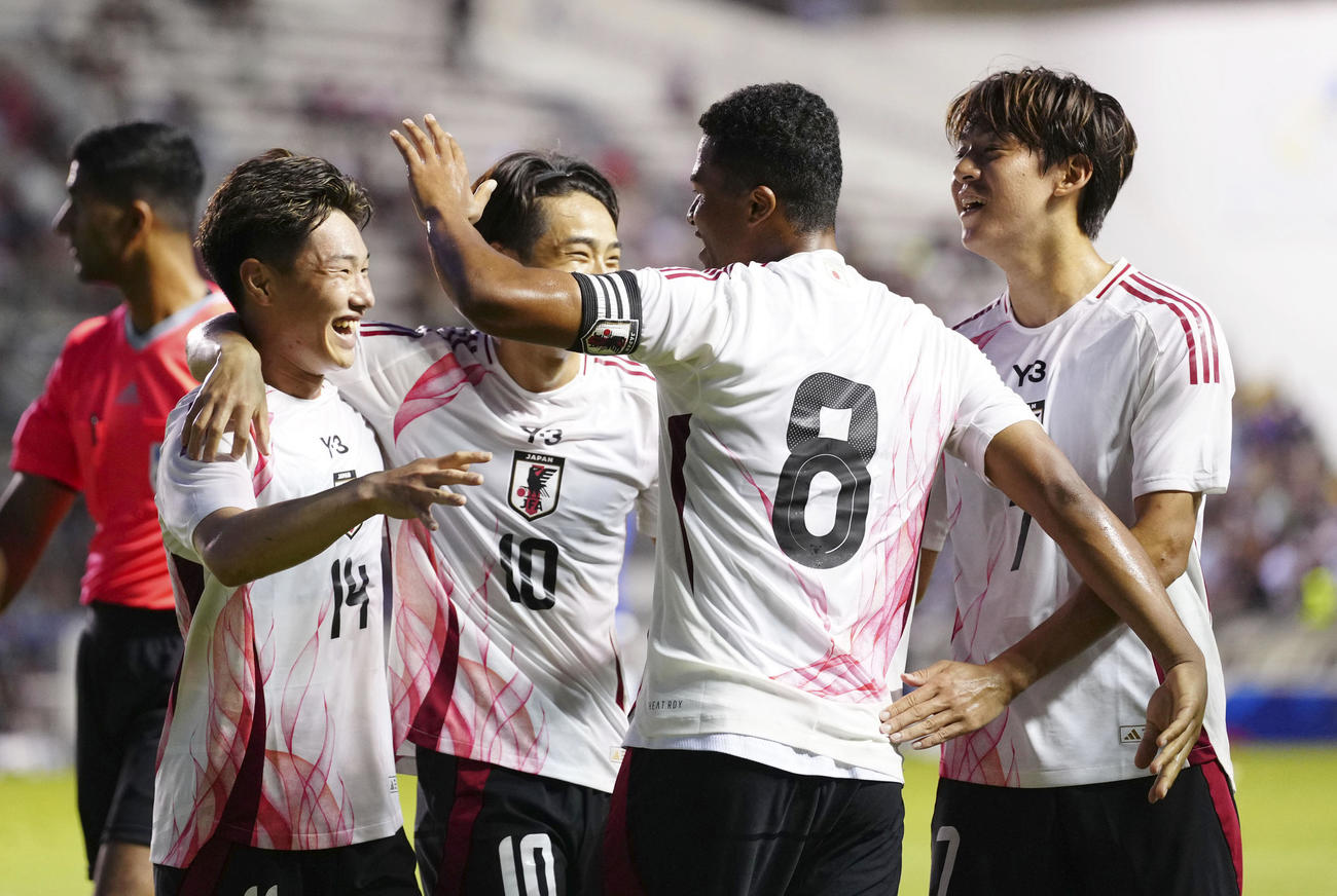 日本－フランス　前半、先制ゴールの藤田（8）を祝福する三戸（左）ら（共同）