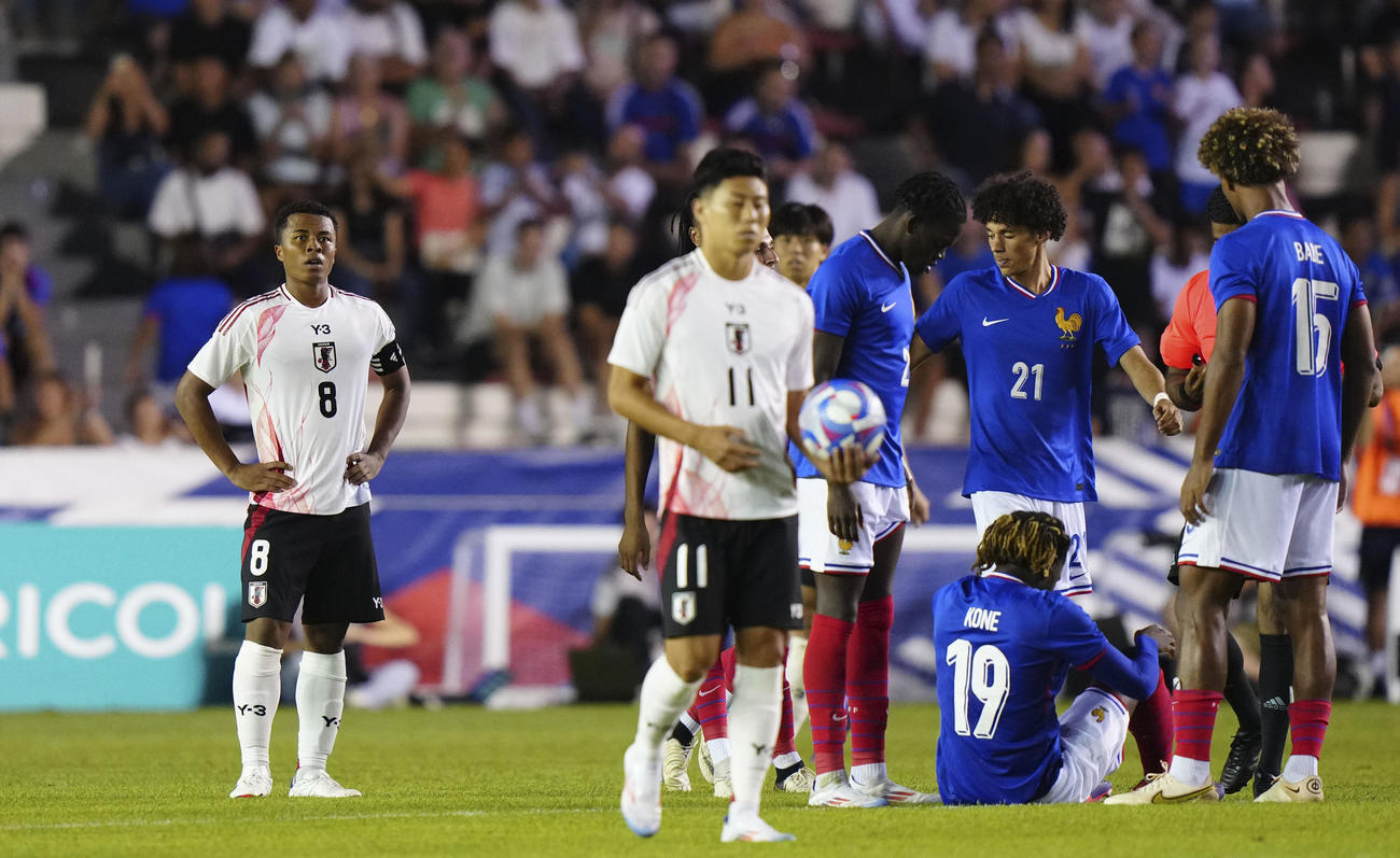 日本－フランス　後半、フランスに同点ゴールを決められ、ぼうぜんとする藤田（左端）（共同）