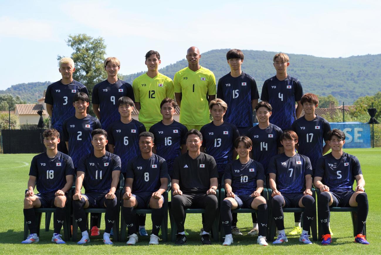 集合写真に収まるU－23日本代表。1列目左から佐藤、細谷、藤田、大岩監督、斉藤、山本、木村。2列目左から半田、川崎、大畑、荒木、三戸、平河。3列目左から西尾、藤尾、GK野沢、GK小久保、高井、関根（撮影・佐藤成）