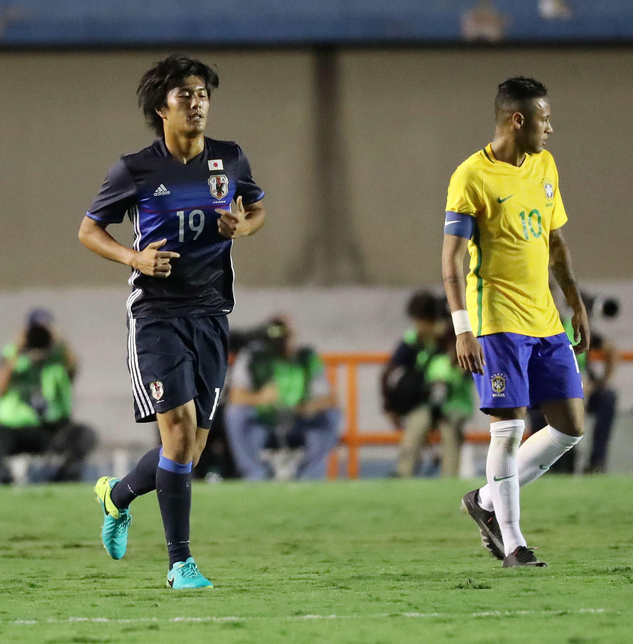国際親善試合　日本対ブラジル　後半、途中出場の小川。右はネイマール（2016年7月撮影）