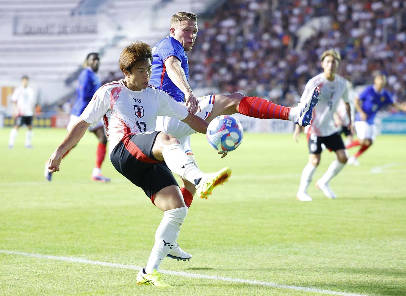 日本－フランス　前半、競り合う平河（左）（共同）