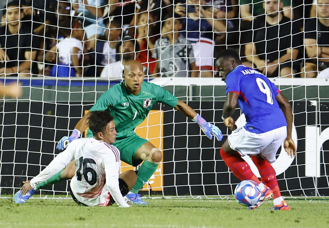 日本対フランス　後半、フランスのシュートを阻む大畑（左下）。GK小久保＝トゥーロン（共同）