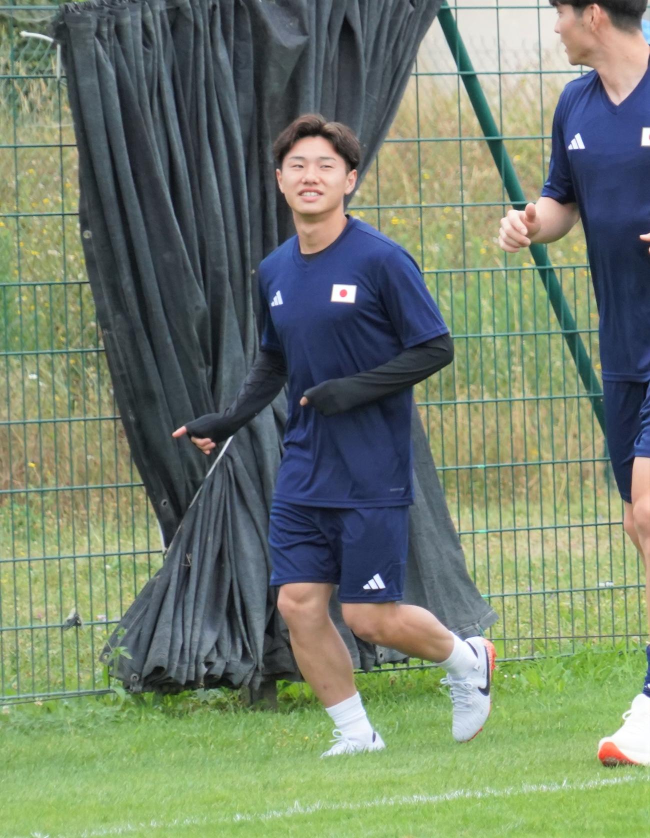 パリ五輪初戦パラグアイ戦に向けて調整するサッカー男子日本代表MF三戸舜介（撮影・佐藤成）